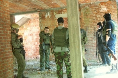085